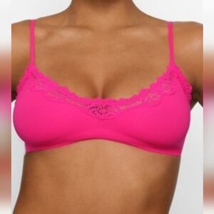 NWOT SKIMS FITS EVERYBODY LACE SCOOP BRALETE ,